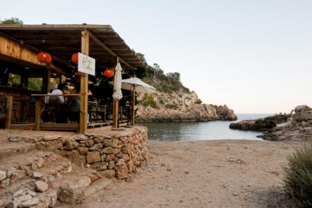 Hydrogen Beach Bar. A firm commitment to sustainability from the menu to all the materials