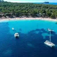 Going to Ibiza with friends? Discover the top 3 best beaches to enjoy the best holidays