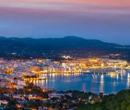 Where to park in Santa Eulària (Ibiza): discover the best free and paid spots before you arrive