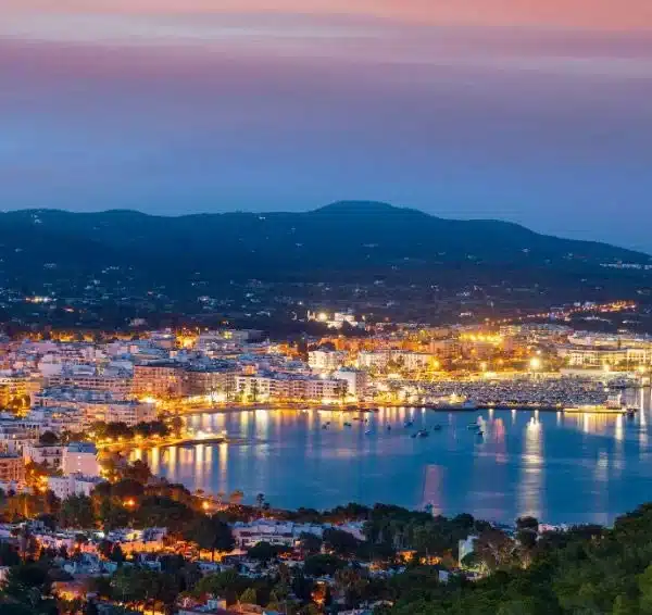 Where to park in Santa Eulària (Ibiza): discover the best free and paid spots before you arrive