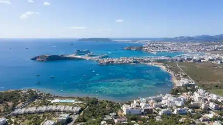 3 easy seaside running routes in Ibiza: coastal kilometres for your holiday