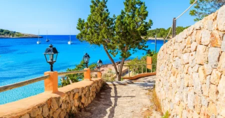 A practical guide to the circular hiking route in Portinatx: nature, history and stunning views