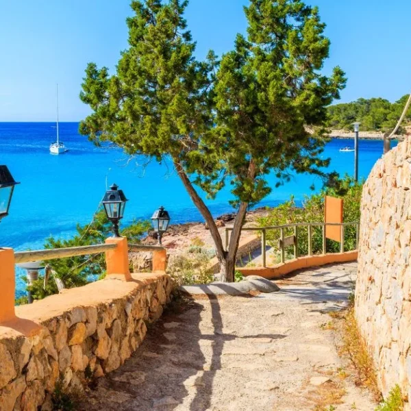 A practical guide to the circular hiking route in Portinatx: nature, history and stunning views