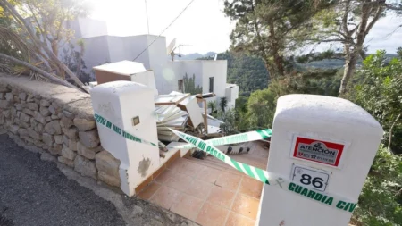 Nearly an hour and a half trapped under the rubble in Ibiza: the arduous work of firefighters to free the injured worker after the collapse of a house