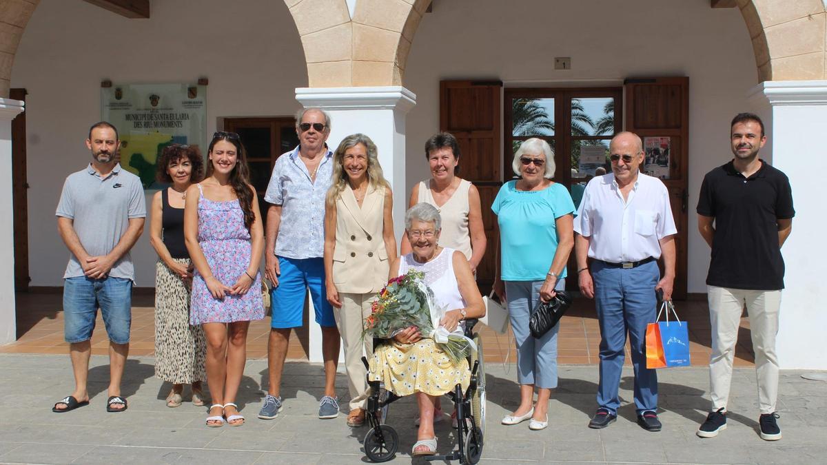 Le han entregado un ramo de flores como reconocimiento a su lealtad