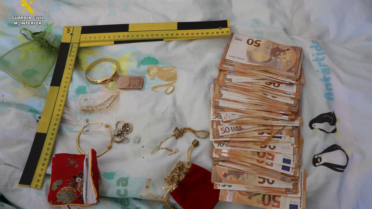 Algunas de las joyas y dinero incautado durante la operación