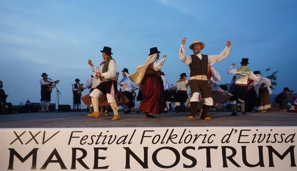 Una actuación del Festival Folklòric Mare Nostrum del año pasado en es Caló de s’Oli. | MARCELO SASTRE