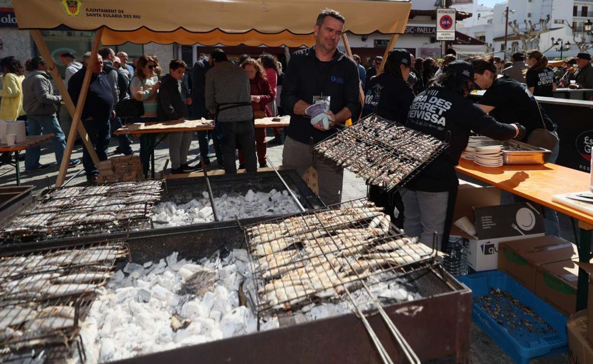 La cofradía de pescadores ofrece ‘gerret’ a la brasa en la feria de Santa Eulària. | MARCELO SASTRE