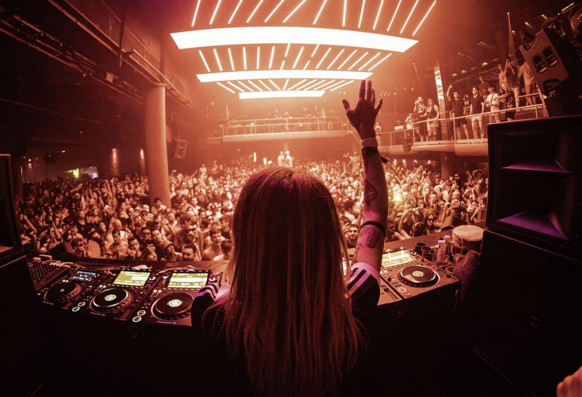 Una dj en la discoteca Amnesia. | AMNESIA IBIZA