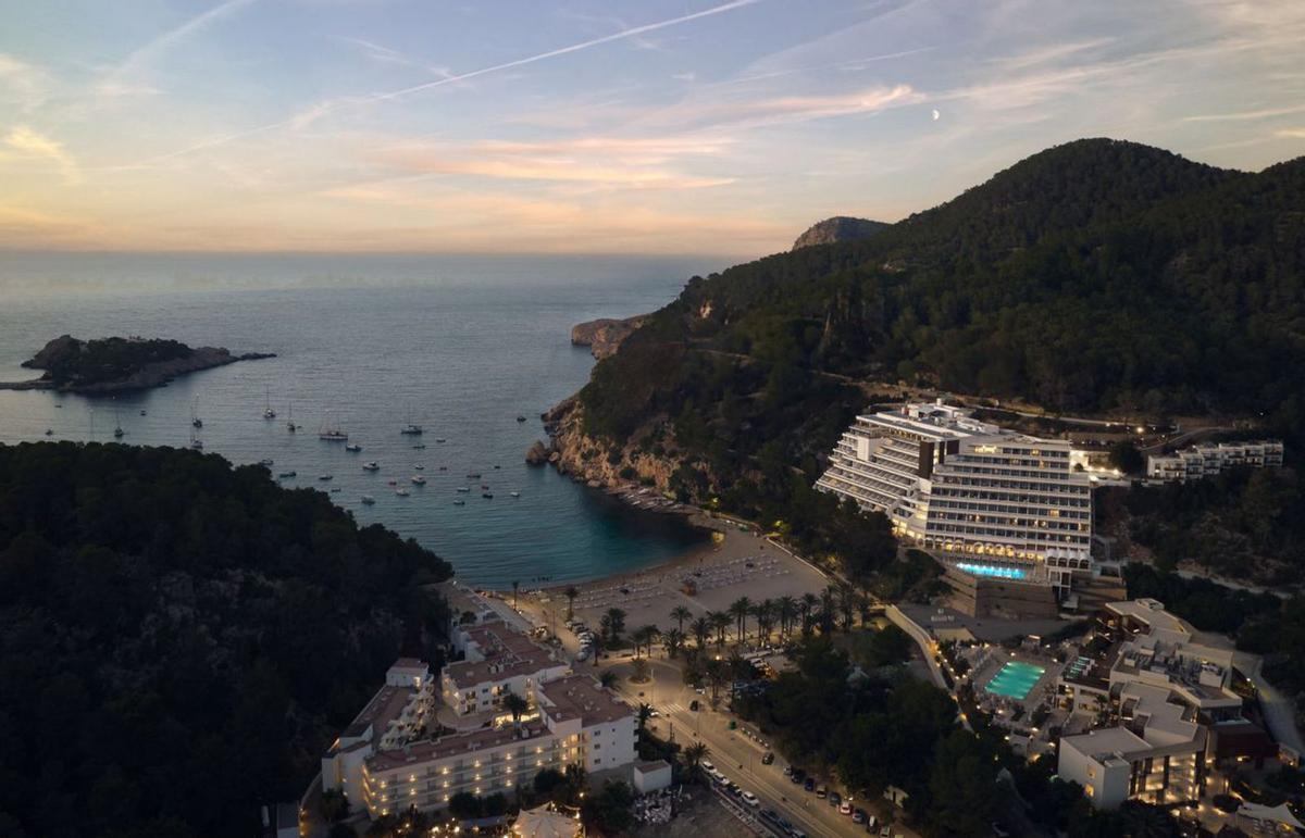 Cala San Miguel Resort al atardecer.