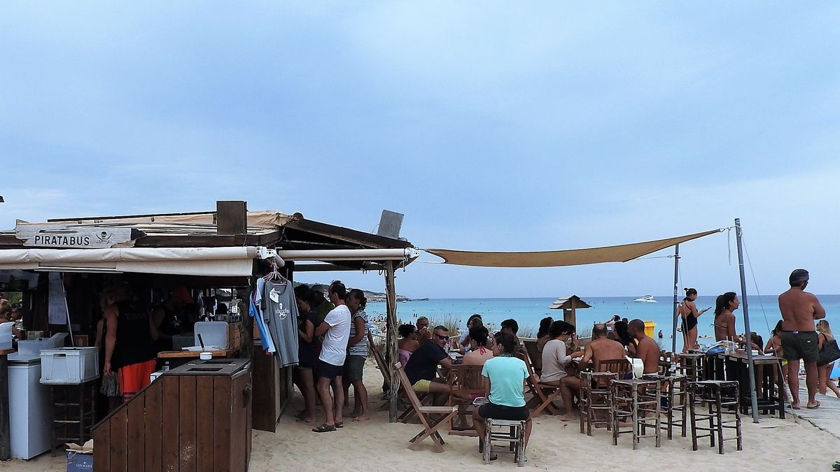 A protest is called against the "death" of traditional "chiringuito" bars on Formentera