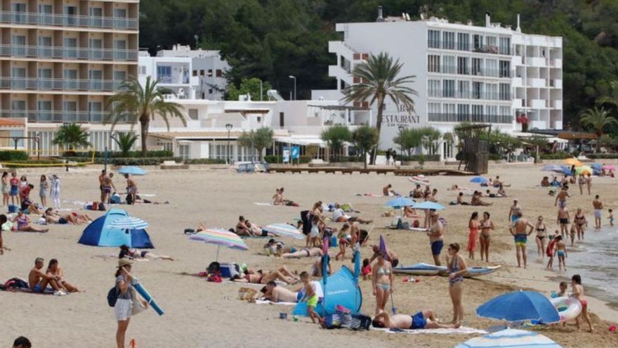 Sant Joan halts beach license bids due to "exaggerated" offers