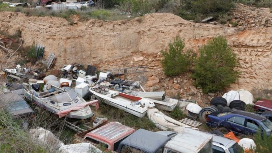 Owner of illegal scrapyard in Cala Tarida convicted for threatening a councilwoman