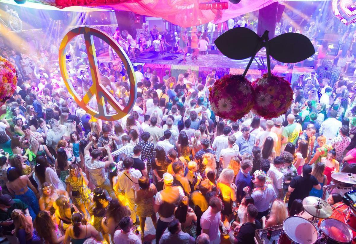 Interior de la discoteca Pacha durante una de sus fiestas ‘Flower Power’. | GERMÁN LAMA