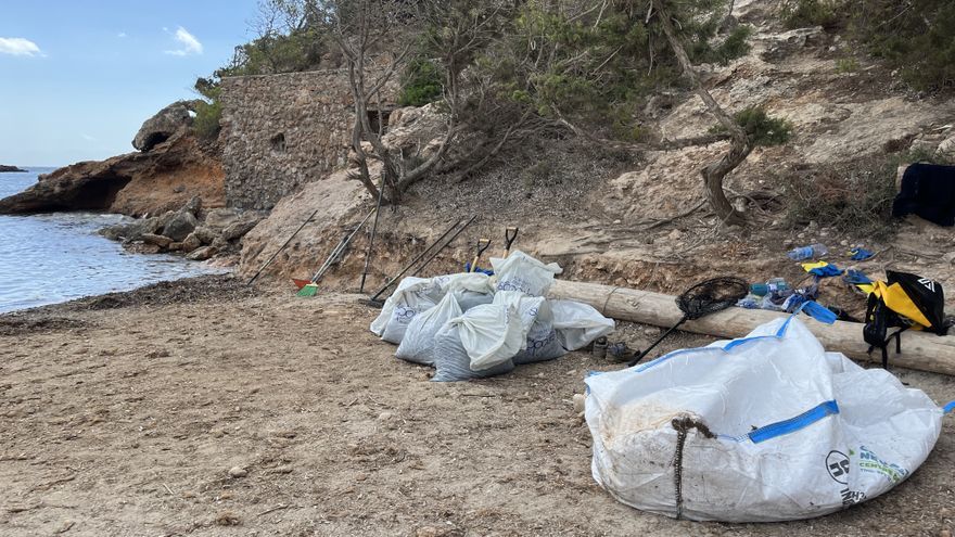 Ibiza yacht sinking: "It's very hard work" amongst the posidonia of s'Estanyol