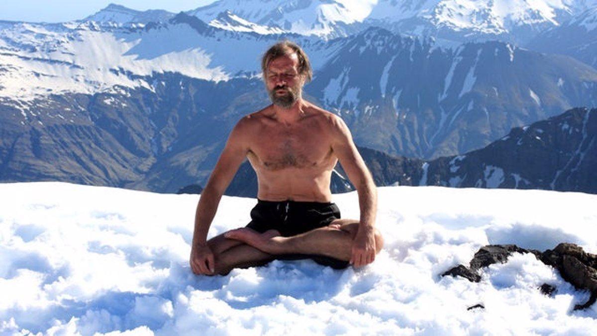 Wim Hof medita sobre hielo.