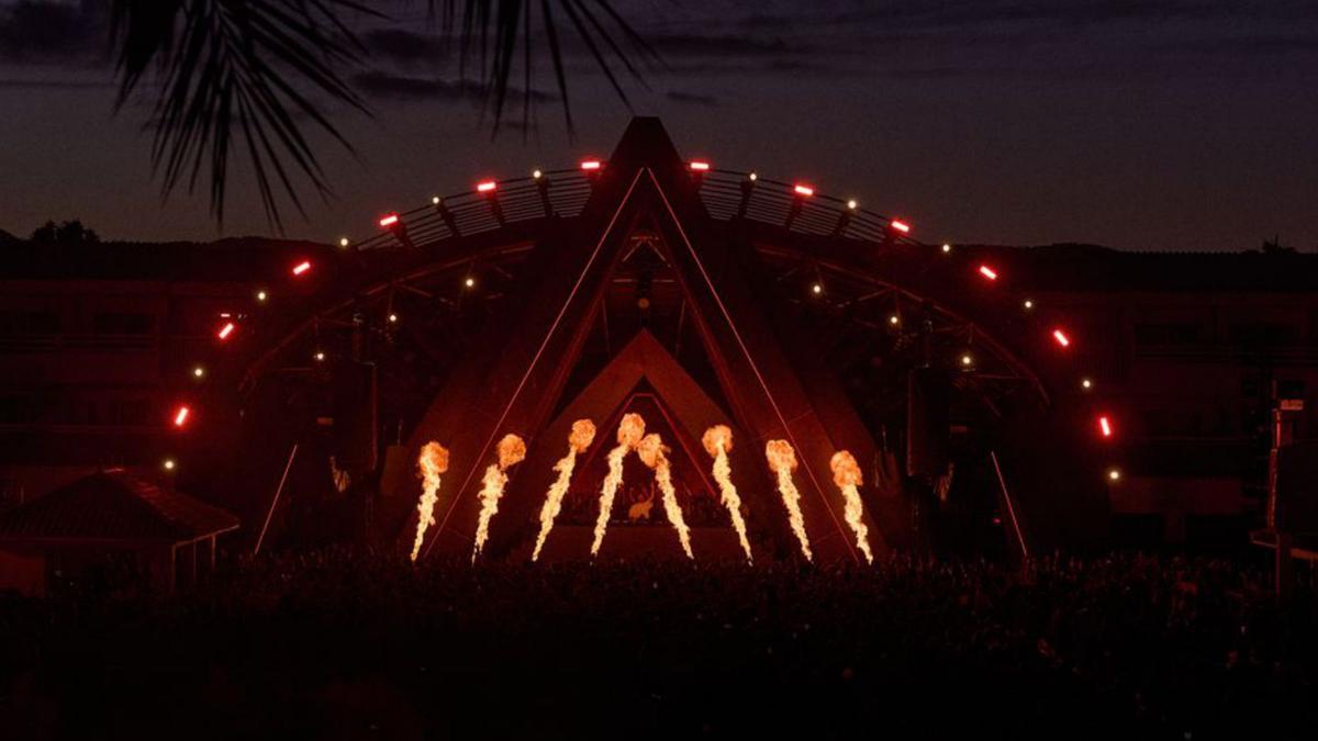 El escenario de Ushuaïa convertido en un volcán en la fiesta ANTS. | USHUAÏA ENTERTAINMENT