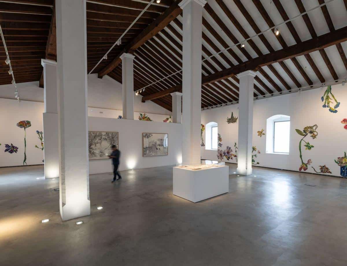 The Sala de Armas of the MACE hosts until November the exhibition 'La Scoperta del Fuoco', by Santi Moix. | VICENT MARÍ
