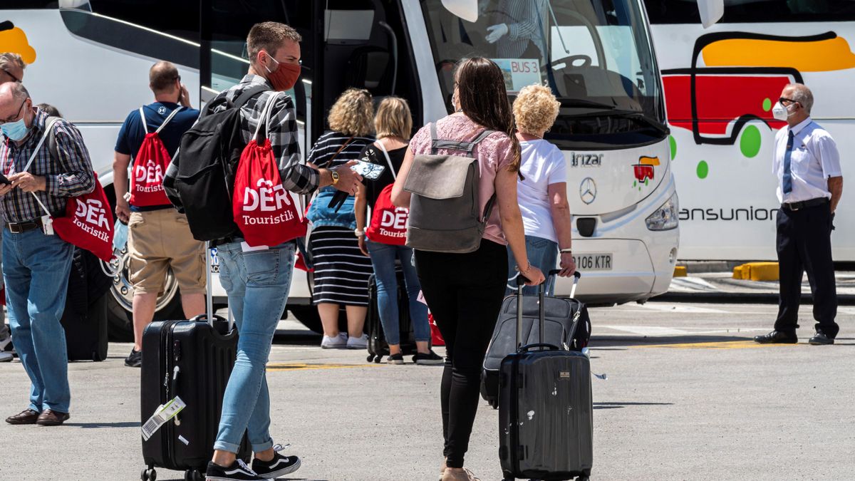 UK appeals to "common sense" to discourage travel to Spain