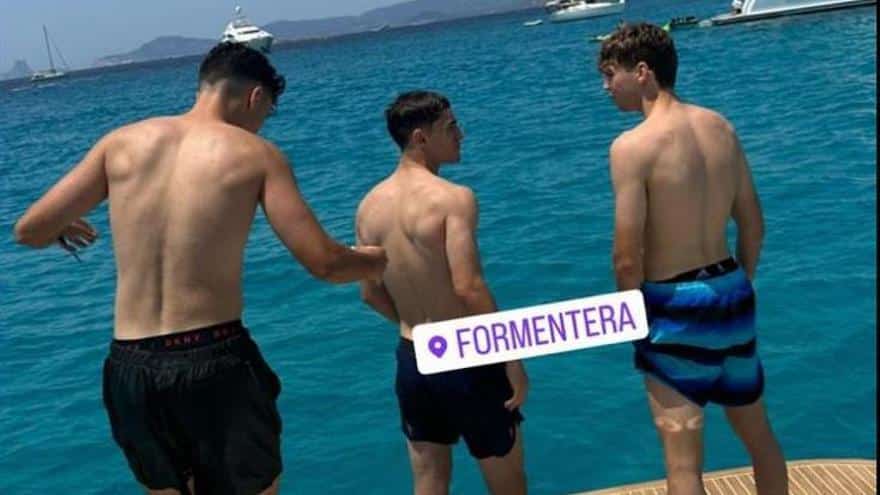 Barça player Gavi dives into the sea of Formentera