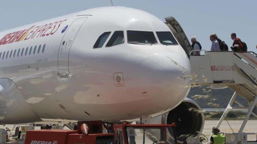 A passenger attempts to assault a flight attendant in Ibiza and is removed from the plane by the Civil Guard