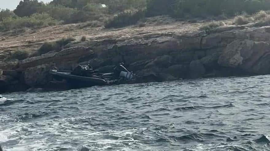 A boat without skipper crashes at high speed against the coastline of an Ibiza beach