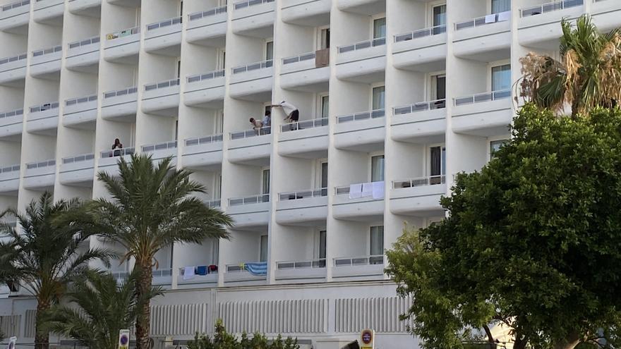 ‘Balconing’ in Ibiza: “It’s not the first one we see going from one terrace to another, a disgrace could have happened”.