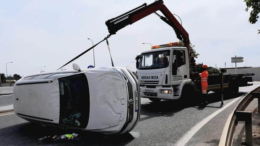 Car overturns on the highway at Ibiza airport