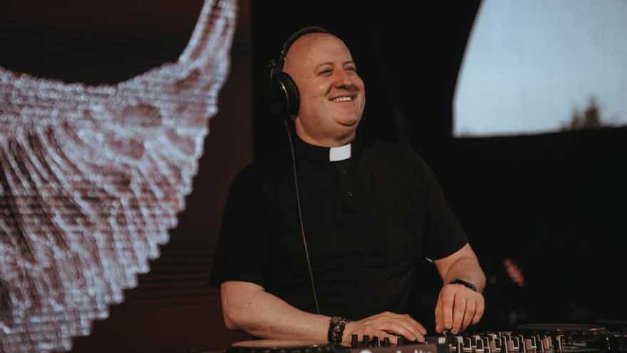 Father Guilherme, the WYD DJ priest: “I would love to play in Ibiza nightclubs”.