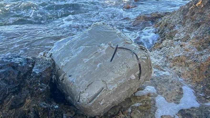 A bale of hashish of 48 kilos is found in a cove of Ibiza