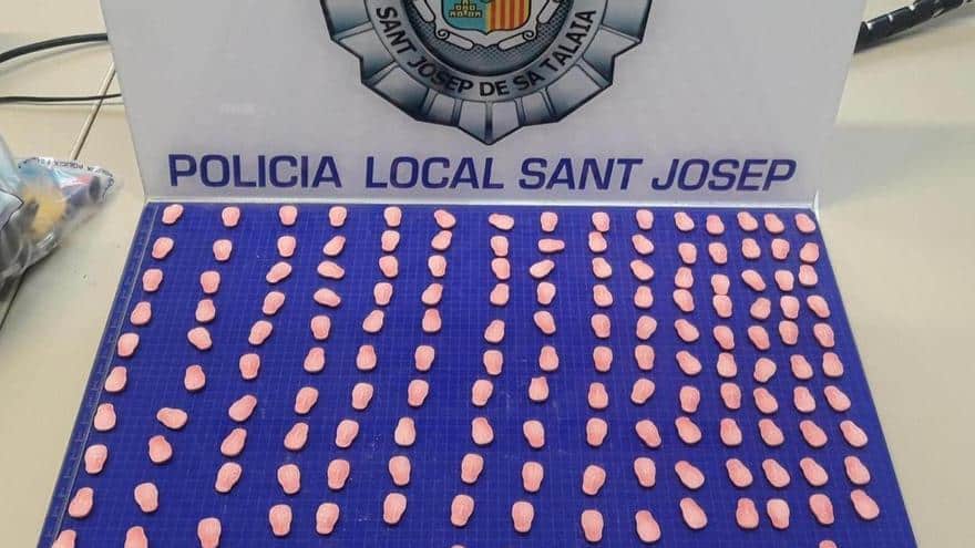 He hides 175 ecstasy pills in a bush when he sees the local police in Cala de Bou