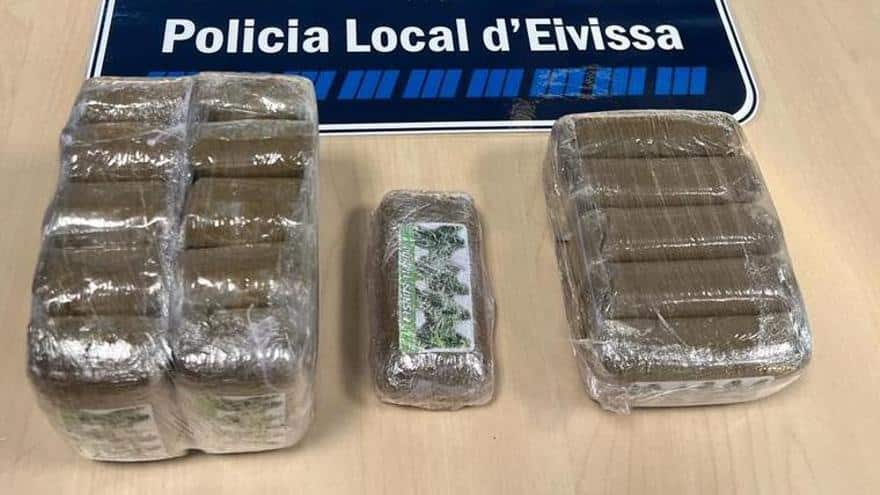 Flees from Ibiza police on motorcycle and throws backpack with 1.6 kilos of marijuana