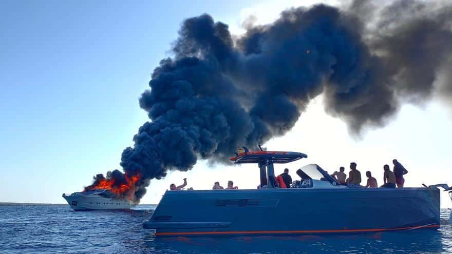 30-meter yacht with 17 occupants on board burns off the coast of Formentera