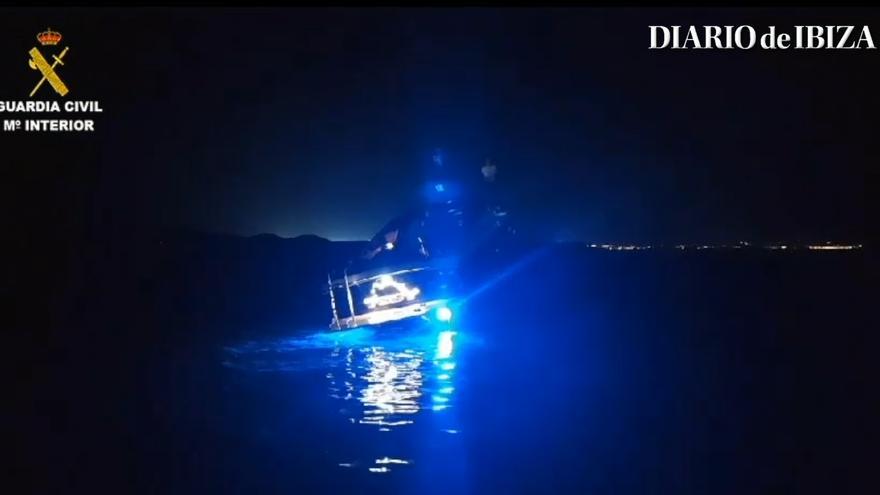 Eleven people rescued from a boat stranded on an islet between Ibiza and Formentera