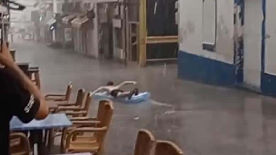 A street in Sant Antoni becomes a slide after the passage of the storm ‘Betty’.