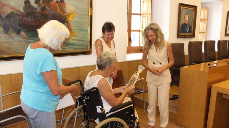 Santa Eulària pays tribute to a British tourist who has been vacationing in the municipality for 36 years