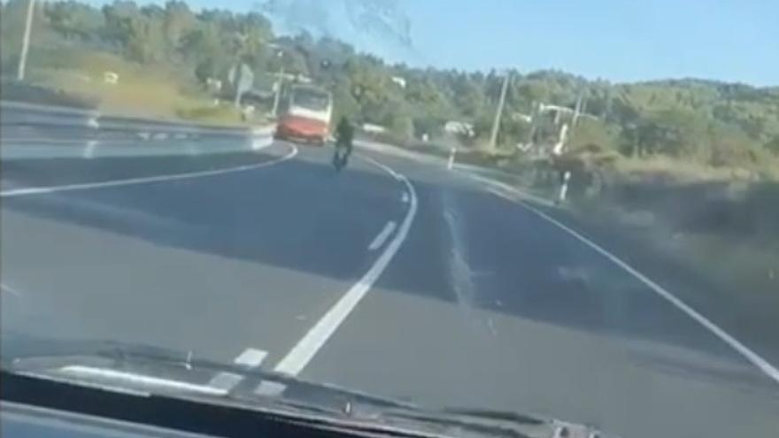A motorcyclist driving recklessly crashes into a truck on the Sant Josep road