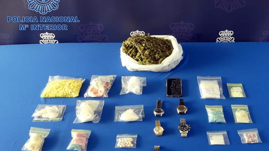 Stolen high-end watch valued at 50,000 euros hidden in a loft in the bathroom of the hostel where they are staying