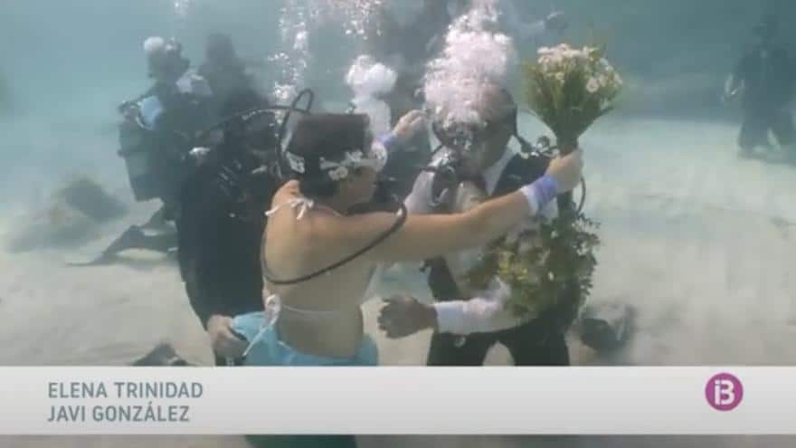 She says ‘I do’ to her partner underwater in Formentera