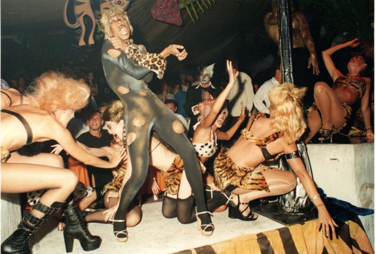 Bailarines durante una fiesta temática de Pacha. | FOTOS: GRUPO PACHA