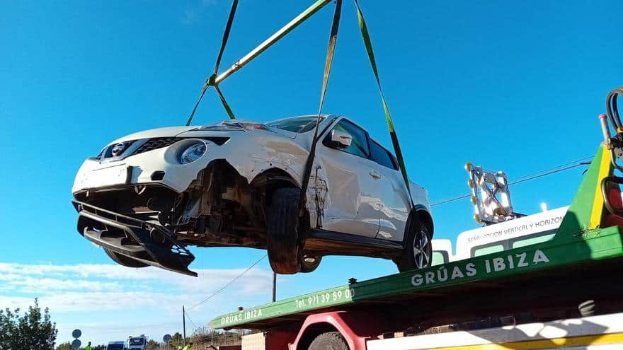 Two cars total loss in an accident on the road linking the airport to the Sant Josep road