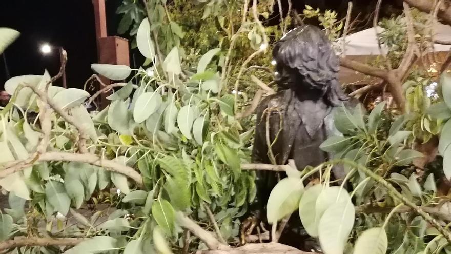 A large tree falls on the statue of the ‘hippy’ of the port of Ibiza
