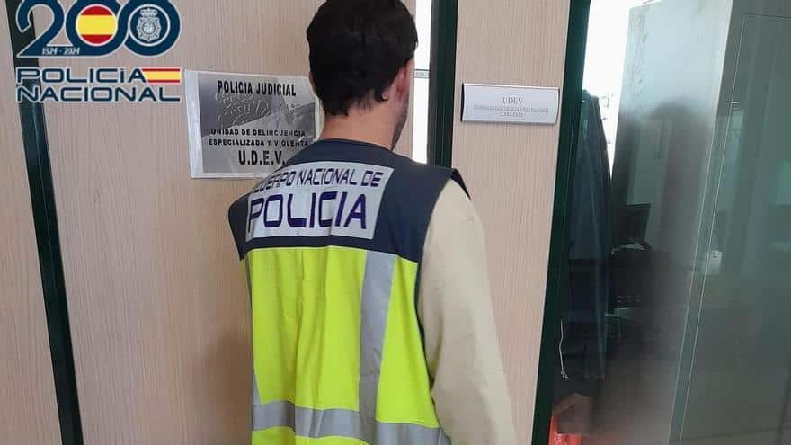 Man arrested after threatening workers at a store in Ibiza with a box cutter