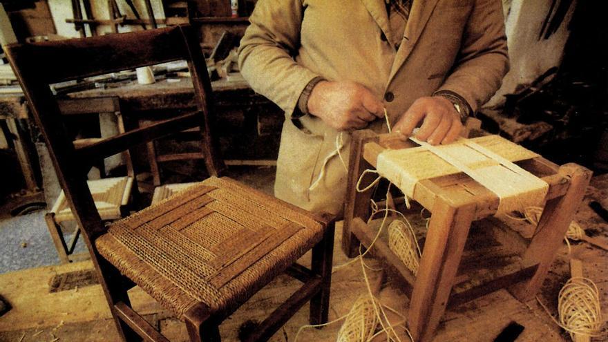 DOMINICAL DIARIO DE IBIZA: Memory of Ibiza: Els cordadors de cadires (The cadire stringers)