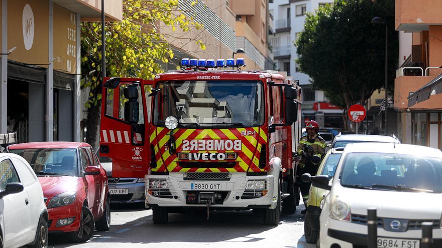 Firefighters enter through a balcony to rescue a 91 year old woman in Ibiza