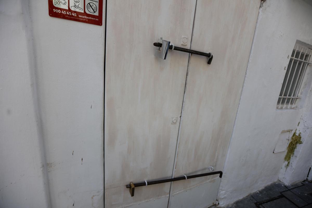 The bars and padlocks that the thieves got around.