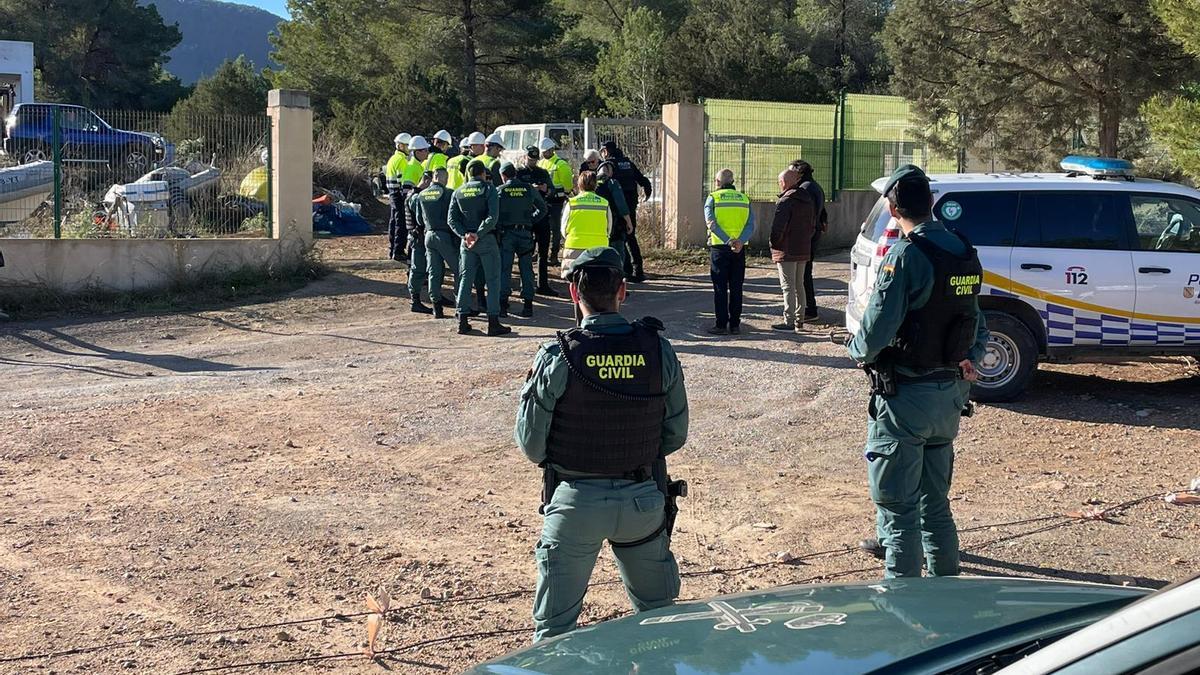 The operation to clean up the illegal dump of the Porroig pirate in Cala Tarida begins