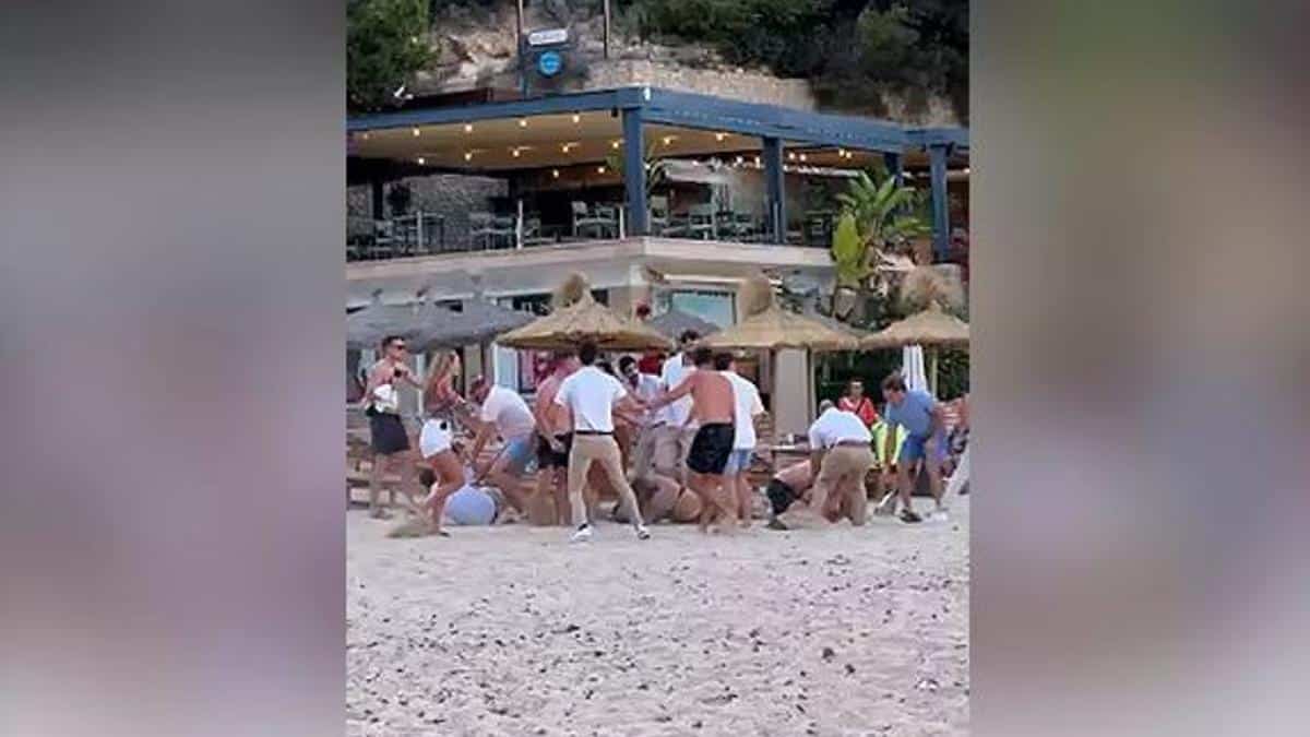 A group of British tourists provokes a mass brawl on a beach