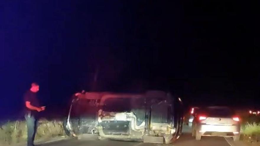 ACCIDENTS IN IBIZA : A driver overturns his car after losing control on the Sant Josep road