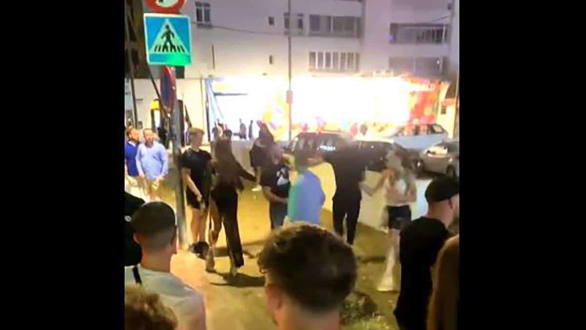 WAYNE LINEKER FIGHT VIDEO : Wayne Lineker knocked unconscious by man in Ibiza